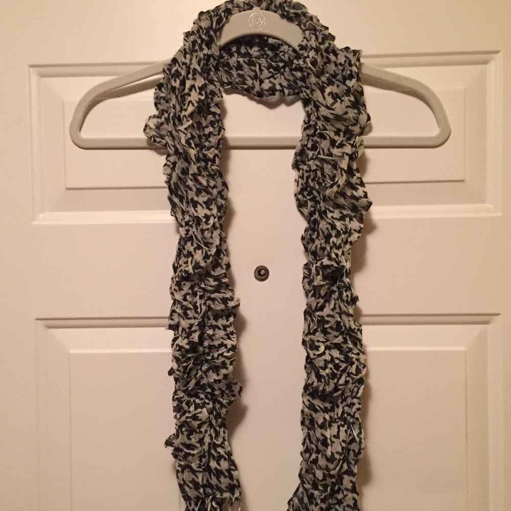 Scarf houndstooth-ish style black & grayish white